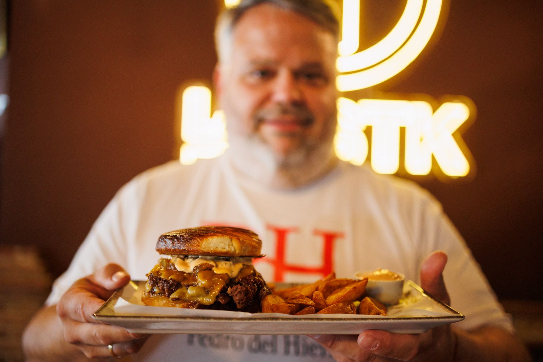 Abraham Lanza, alma mater de Grupo Bambú, en La Rústika, uno de los establecimientos hosteleros en Jerez. Abraham Lanza, alma mater de Grupo Bambú, en La Rústika, uno de los establecimientos hosteleros en Jerez.