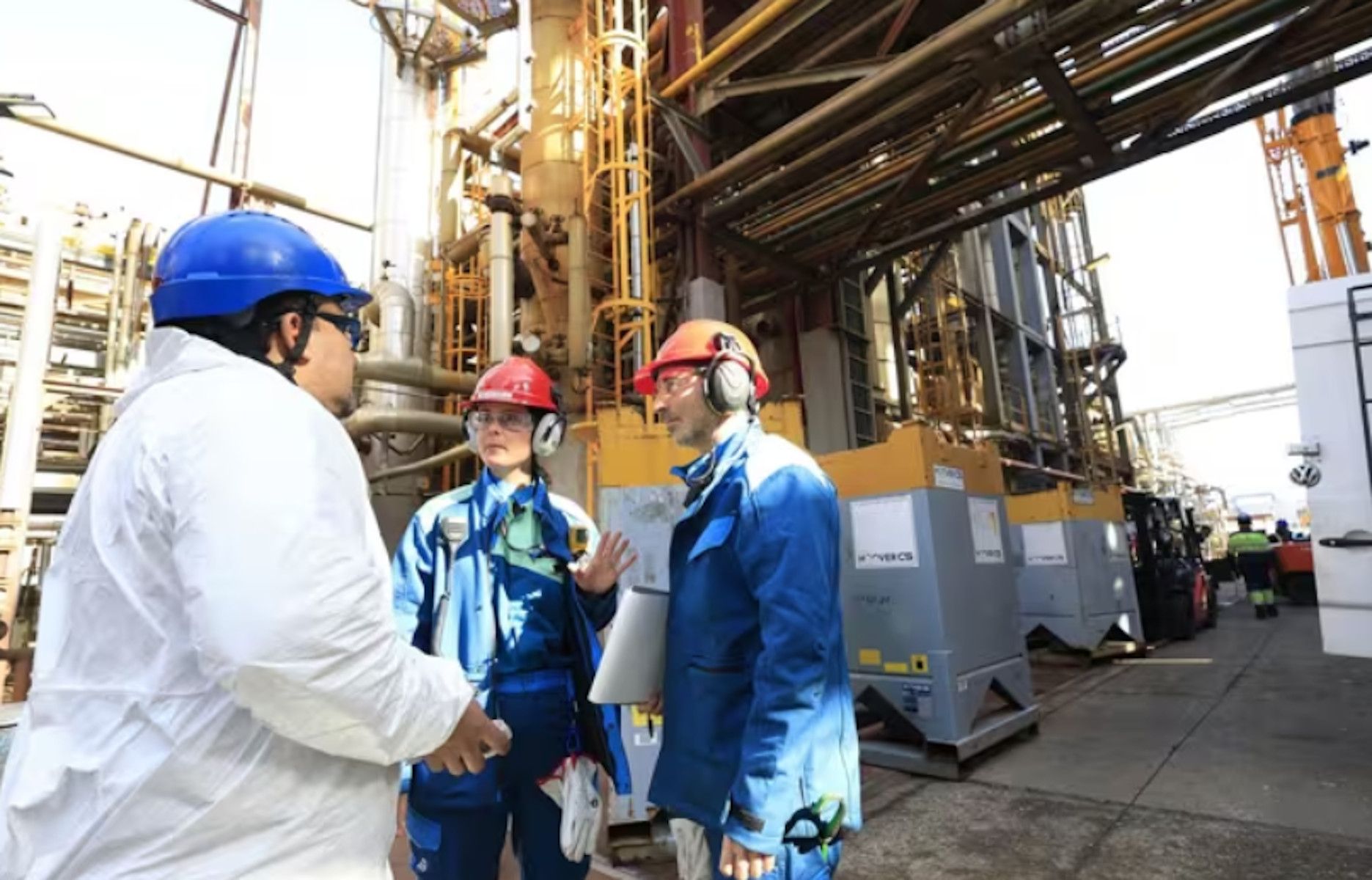 Operarios de Moeve en el parque energético de San Roque. Operarios de Moeve en el parque energético de San Roque.