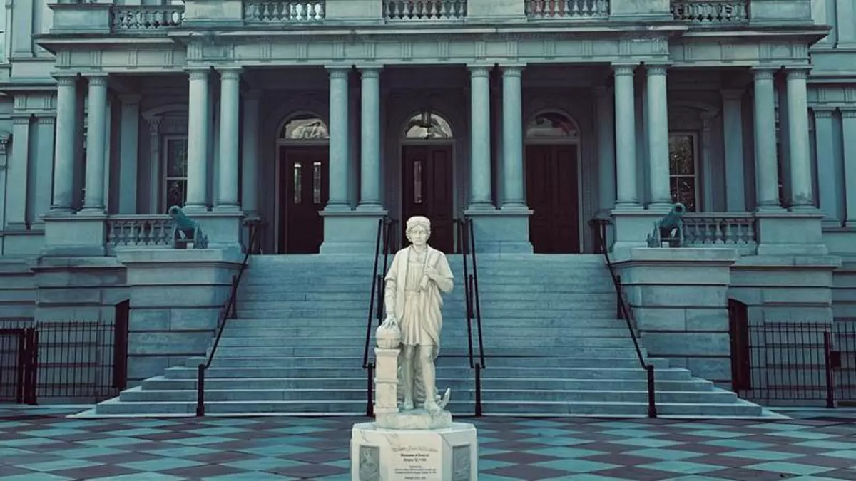 La estatua de Colón colocada por orden de Trump este lunes en la Casa Blanca. La estatua de Colón colocada por orden de Trump este lunes en la Casa Blanca.