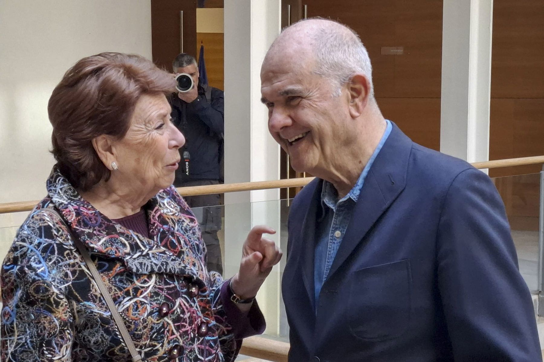 Chaves, con la también exdirigente del PSOE Magdalena Álvarez, en Málaga este lunes.