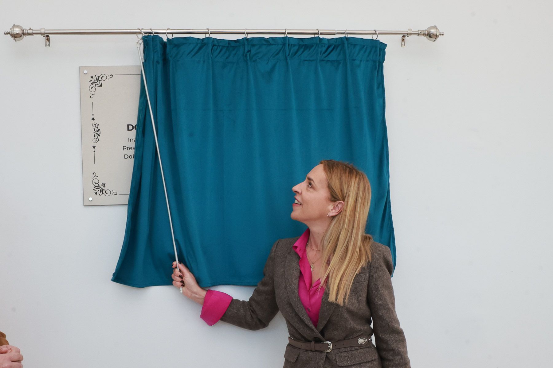 Almudena Martínez, presidenta de Diputación de Cádiz, descubre este lunes la placa inaugural del teatro de Paterna de Rivera.