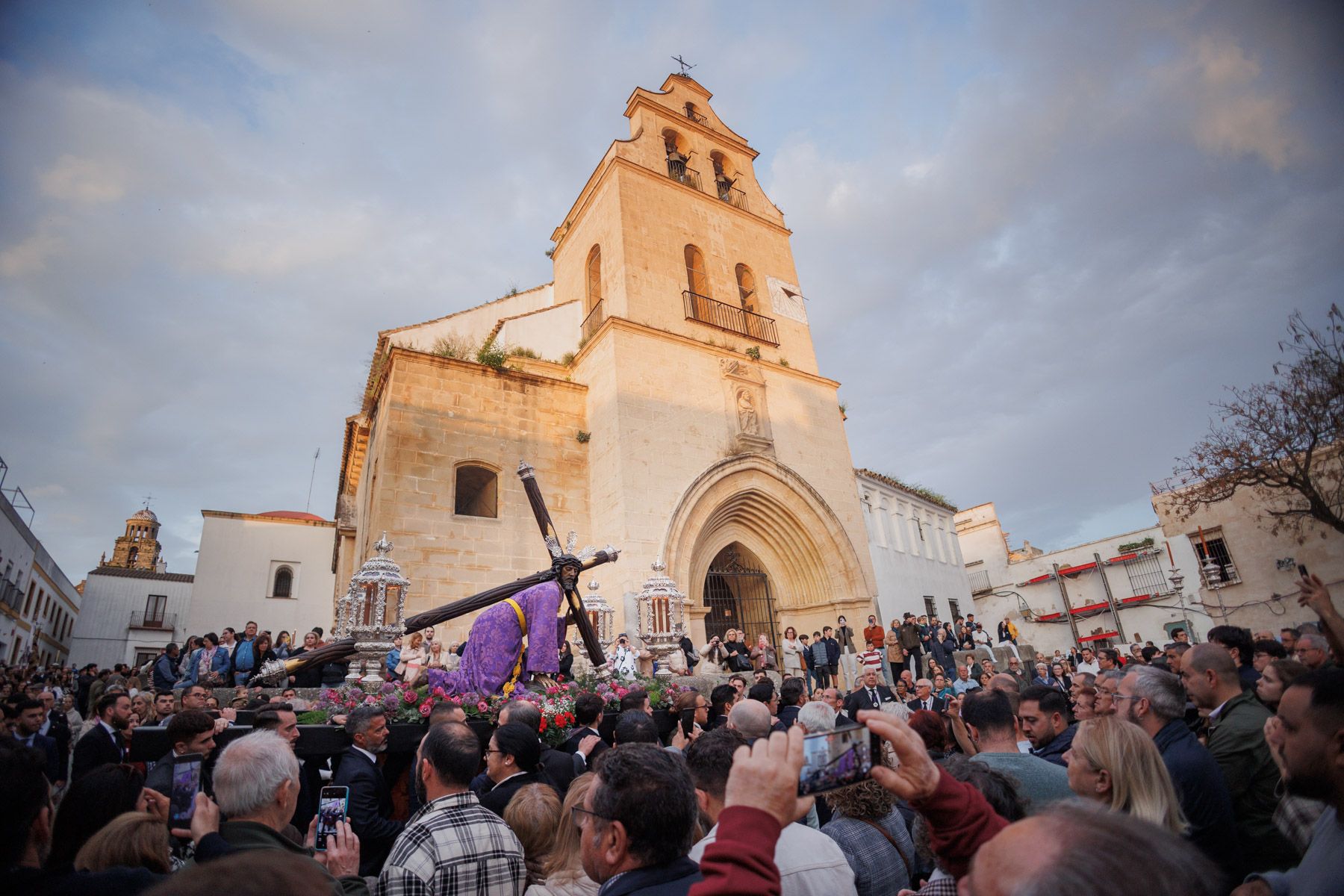 El Señor de la Salud delante de la parroquia de San Lucas en Jerez.