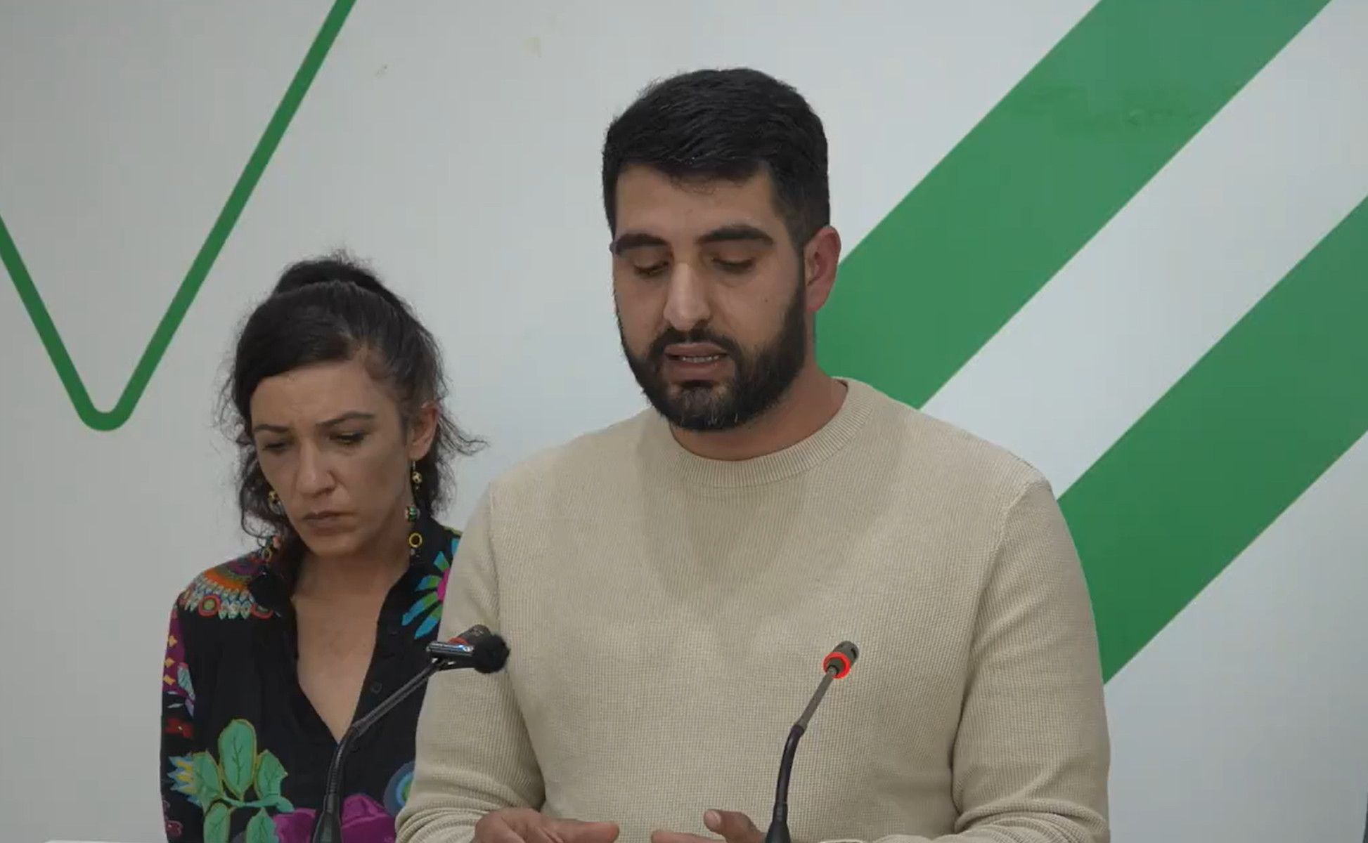 Nasser Mejri, hermano de Haitam, durante la rueda de prensa.  RTV
