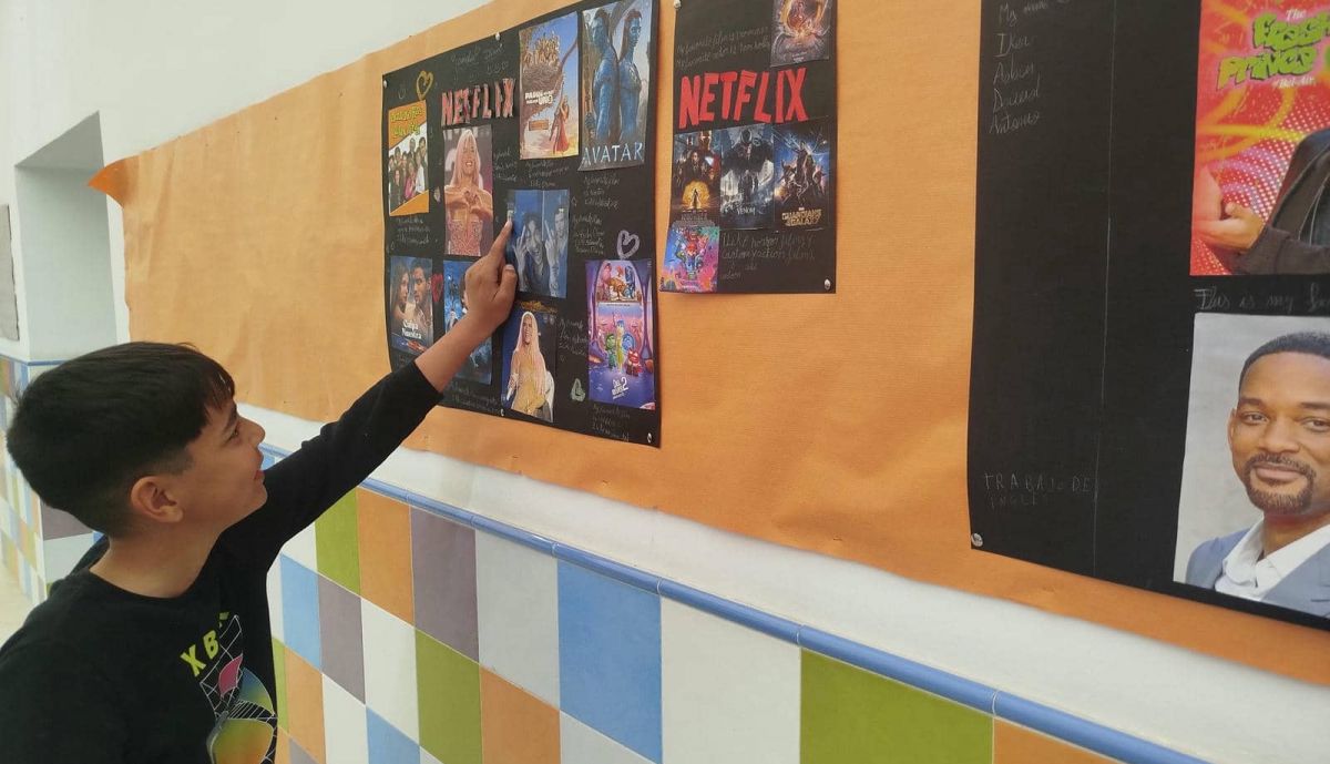 Un alumno muestra uno de los carteles.