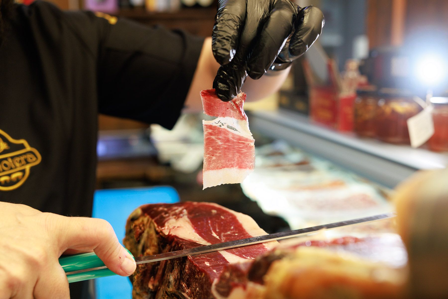 Jamón recién cortado en La Bellotera, donde se puede consumir o llevarlo a casa.