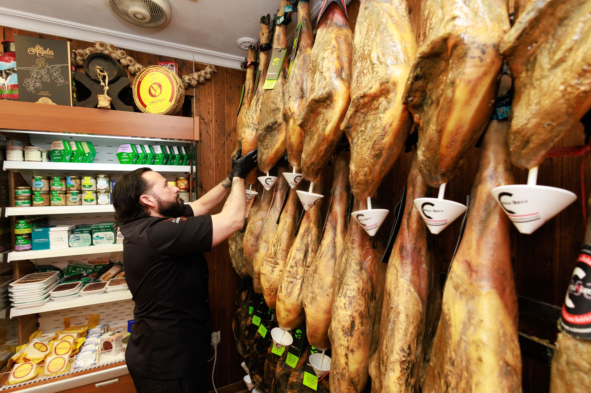 Los jamones de La Bellotera, uno de los productos que caracterizan al local en Jerez.