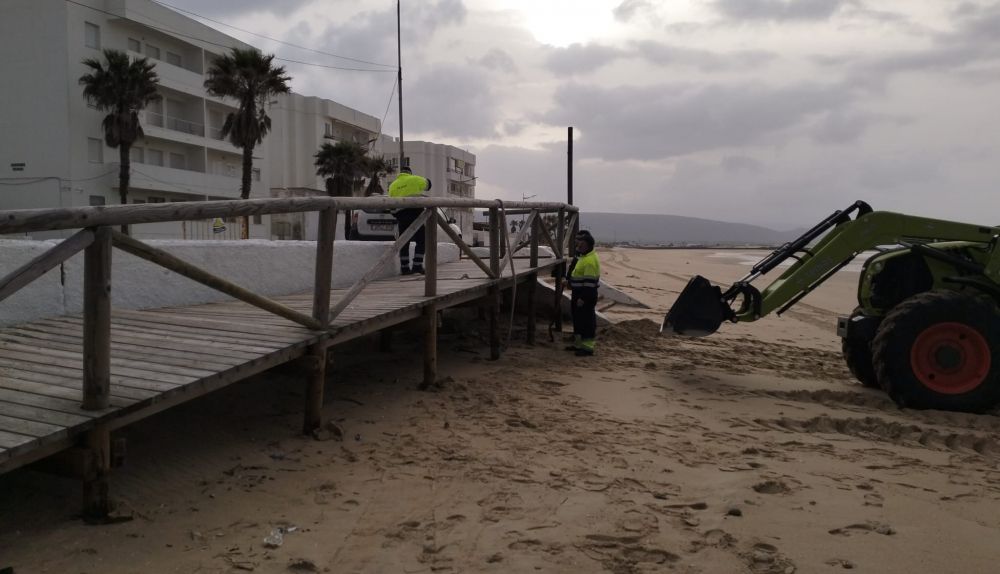 Trabajos en Barbate para poner las playas a punto.