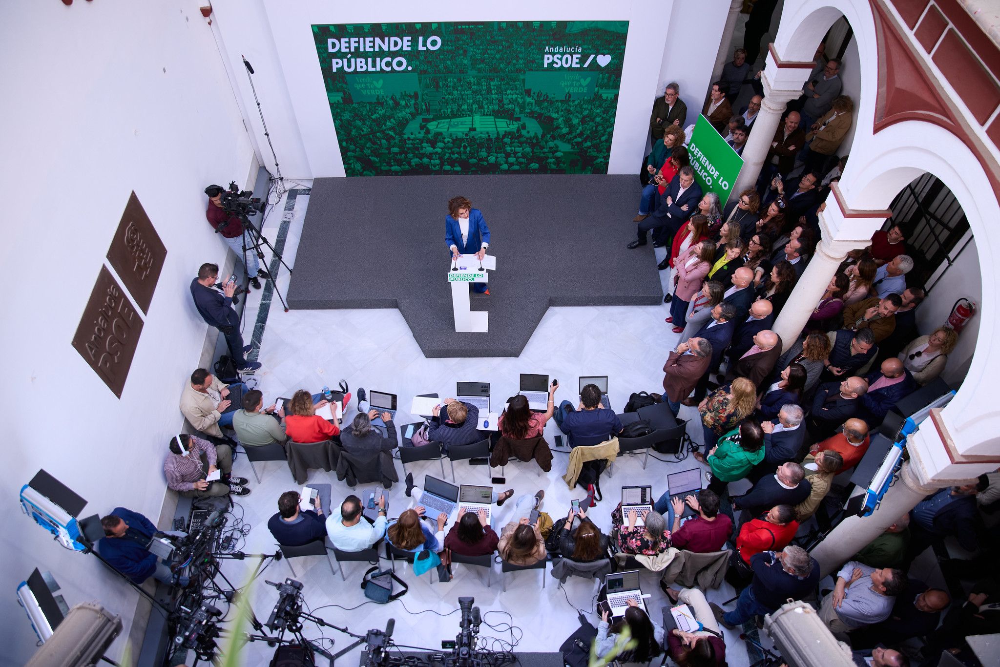 Montero, en rueda de prensa en la sede del PSOE, frente a los periodistas y junto a cargos de su partido.