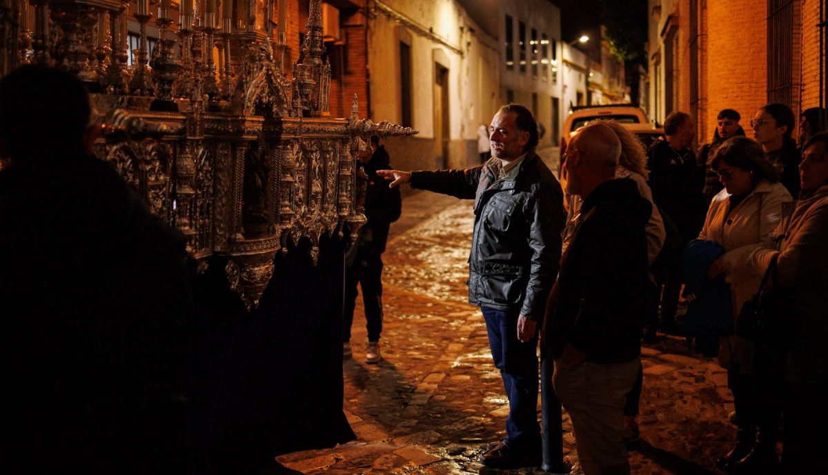 El capataz Eduardo Salazar dirigiendo el palio. 