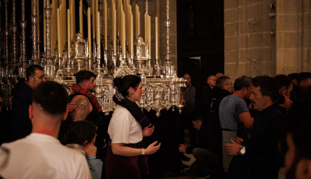 Preparándoselos para entrar en el paso en el día del retranqueo de la casa de hermandad a Santiago.