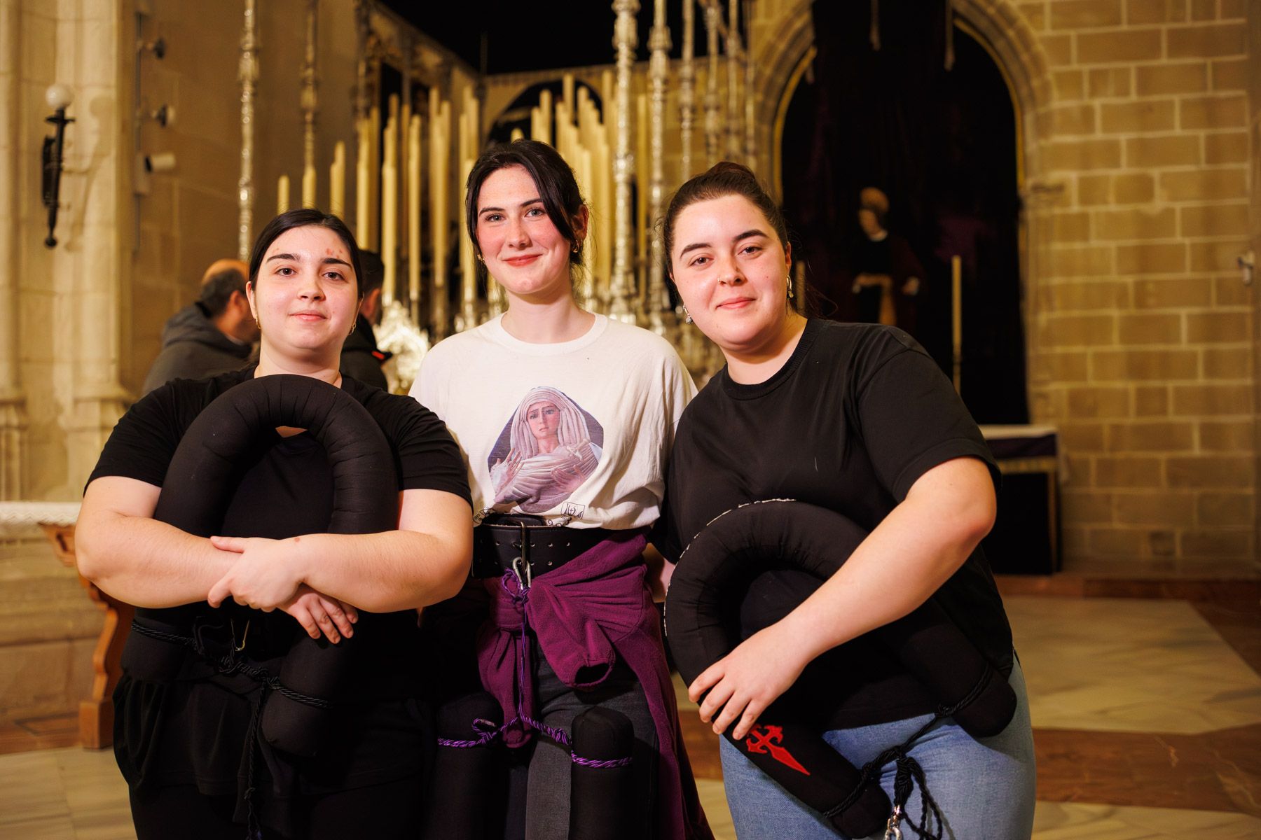 Las tres costaleras que forman parte de la cuadrilla del Dulce Nombre.