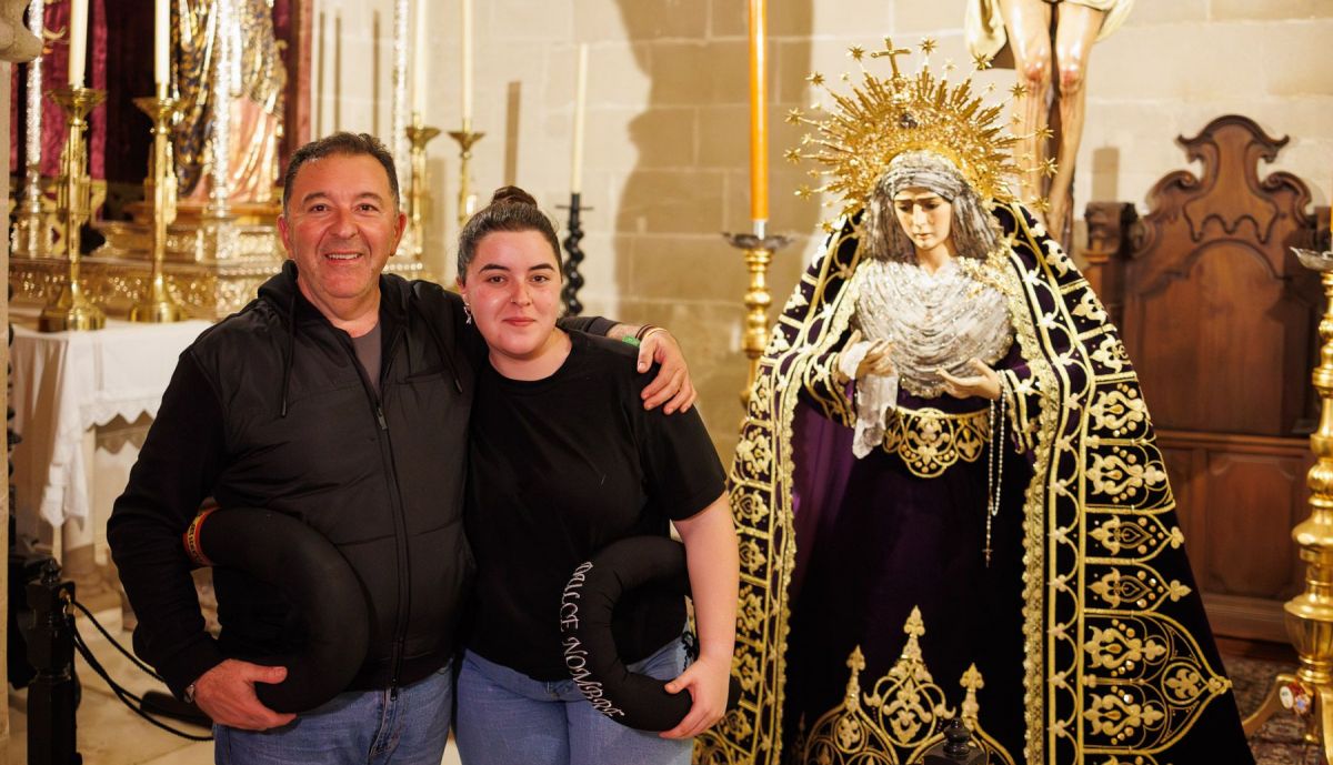 Padre e hija costaleros en el mismo paso. 