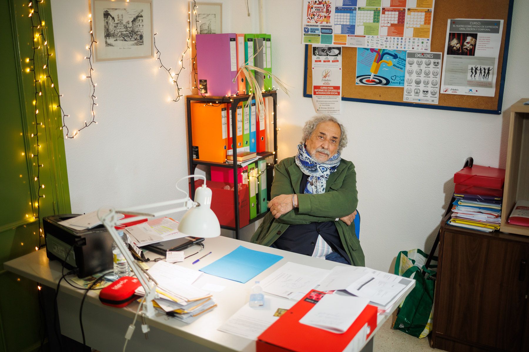 José Chamizo, en la mesa que hace como despacho en la sede de la ONG Voluntarios por Otro Mundo en Jerez.