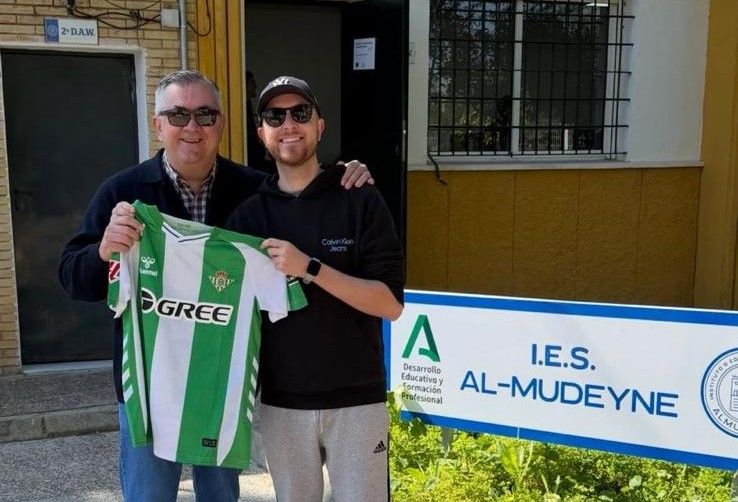 El profesor José Manuel Diéguez sostenía ayer la camiseta del Betis junto a Samuel, el Palaciego, a la entrada del IES Almudeyne.