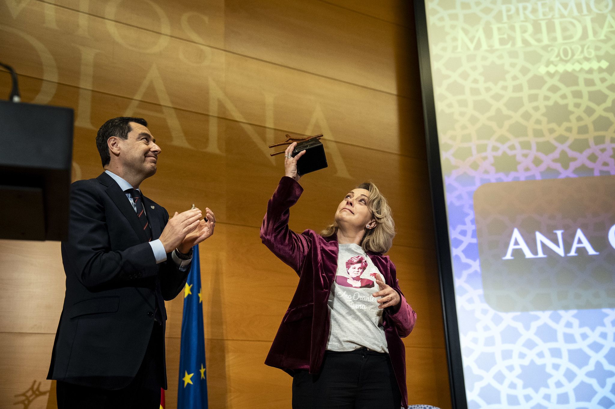 Raquel, hija de Ana Orantes, ha recibido de manos del presidente Juanma Moreno, este pasado martes en Granada, el Premio de Honor 'Carmen Olmedo', en los Premios Meridiana.