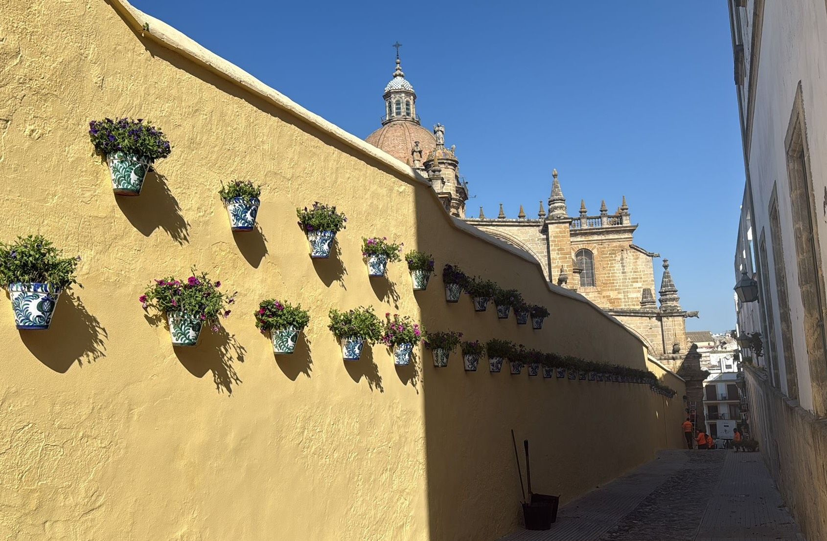 De callejón de orines en el casco histórico de Jerez a una recuperada Cuesta del Aire repleta de belleza e historia.
