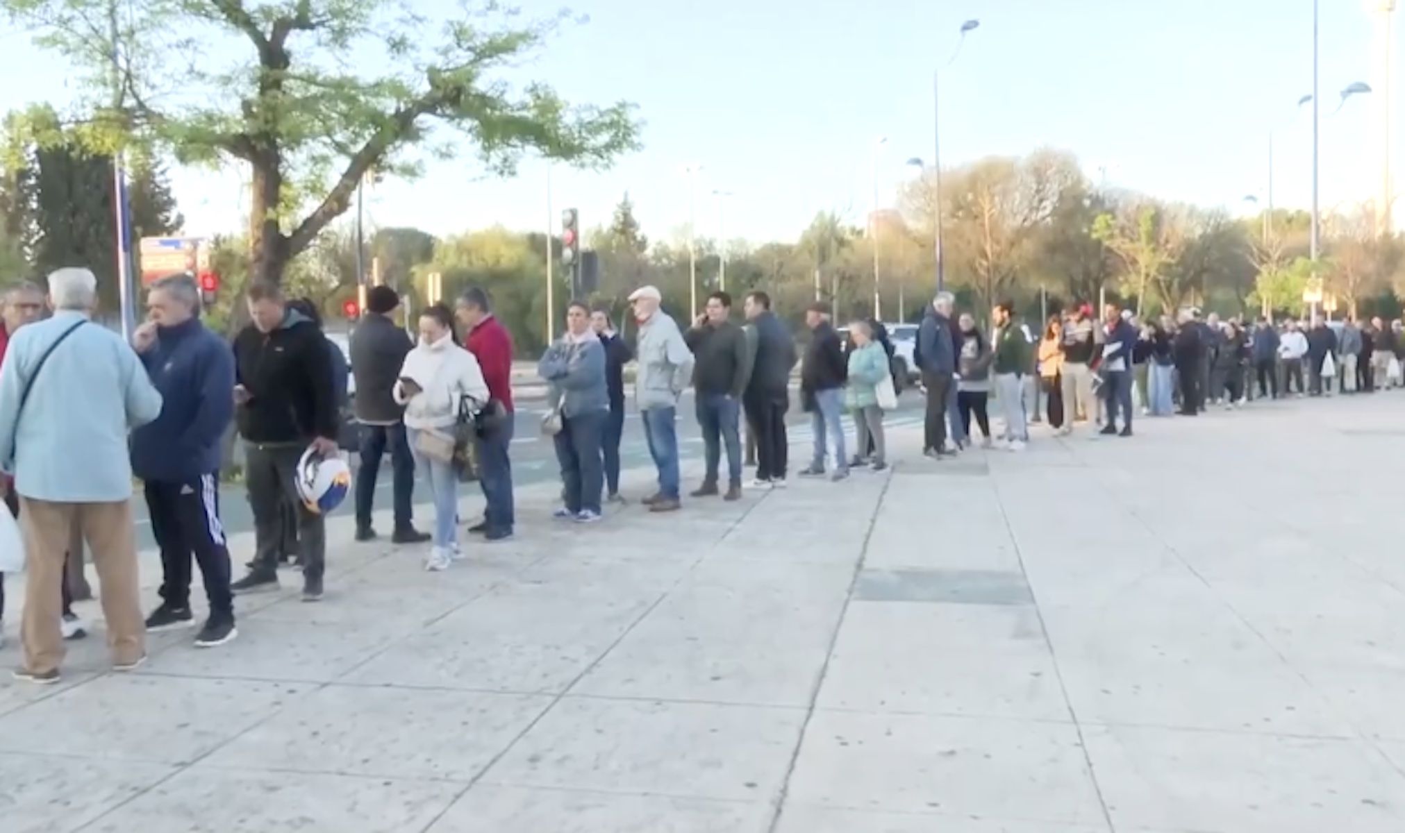Largas colas en la Cartuja de Sevilla para recoger 'El llamador', la guía de Semana Santa de Canal Sur.