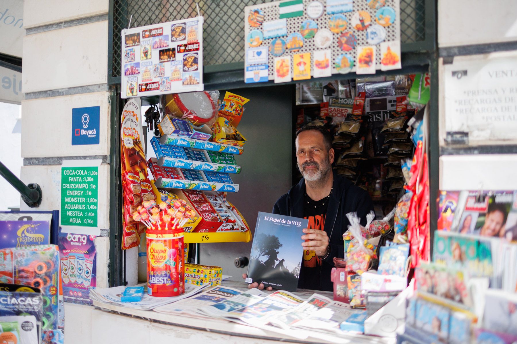 Jesús Huerta del quiosco de Cristina con un ejemplar de El Papel de La Voz, especial Semana Santa 2026. Jesús Huerta del quiosco de Cristina con un ejemplar de El Papel de La Voz, especial Semana Santa 2026.