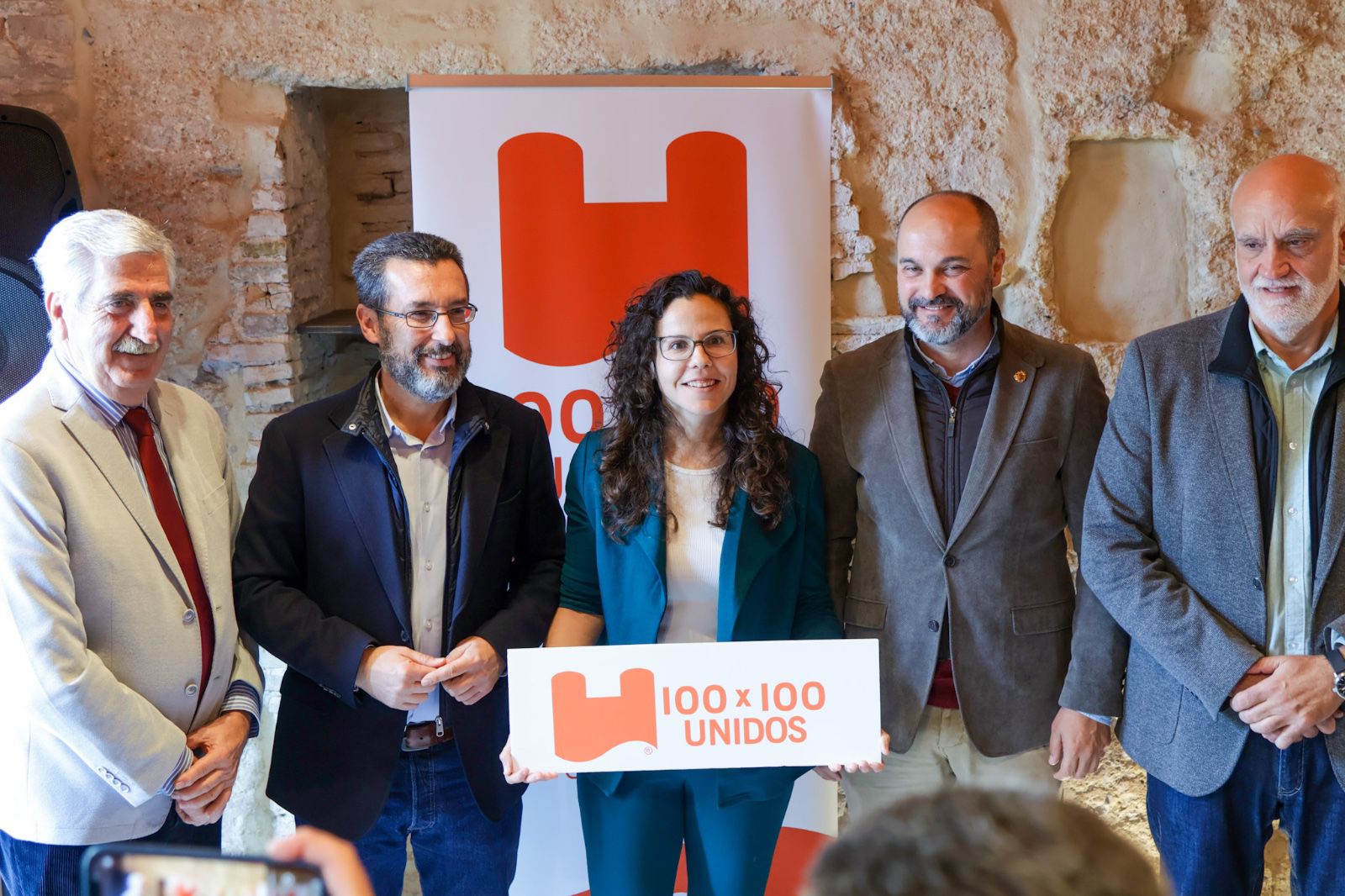 Laura Román presenta la candidatura de 100x100 Unidos al Parlamento andaluz junto a miembros del partido, en un acto centrado en dar voz propia a la provincia de Cádiz en Andalucía.