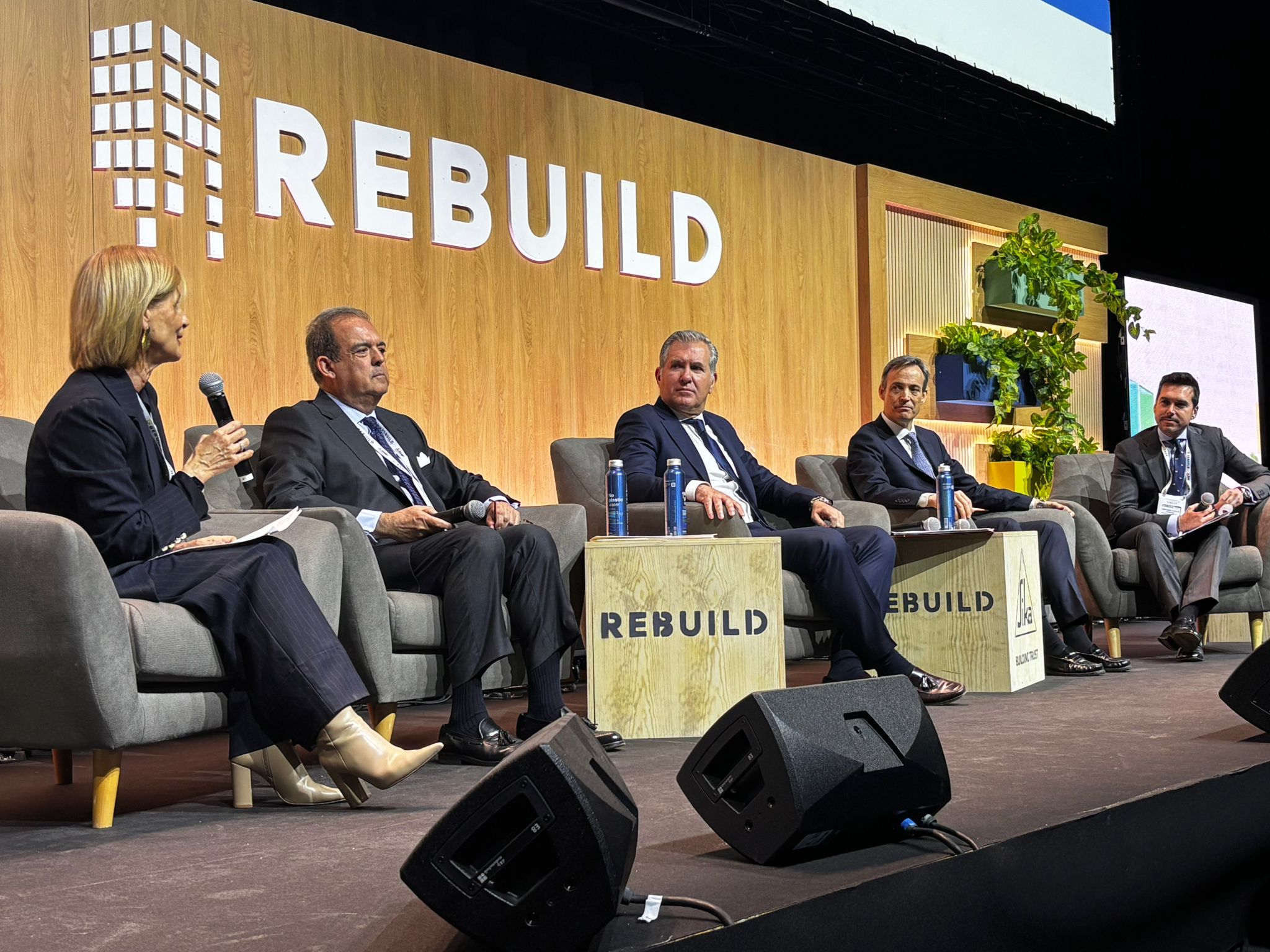 La alcaldesa de Jerez participa junto a promotores y constructores de la ciudad en una de las mesas de la Feria Rebuild, que se celebra en Ifema hasta este jueves.