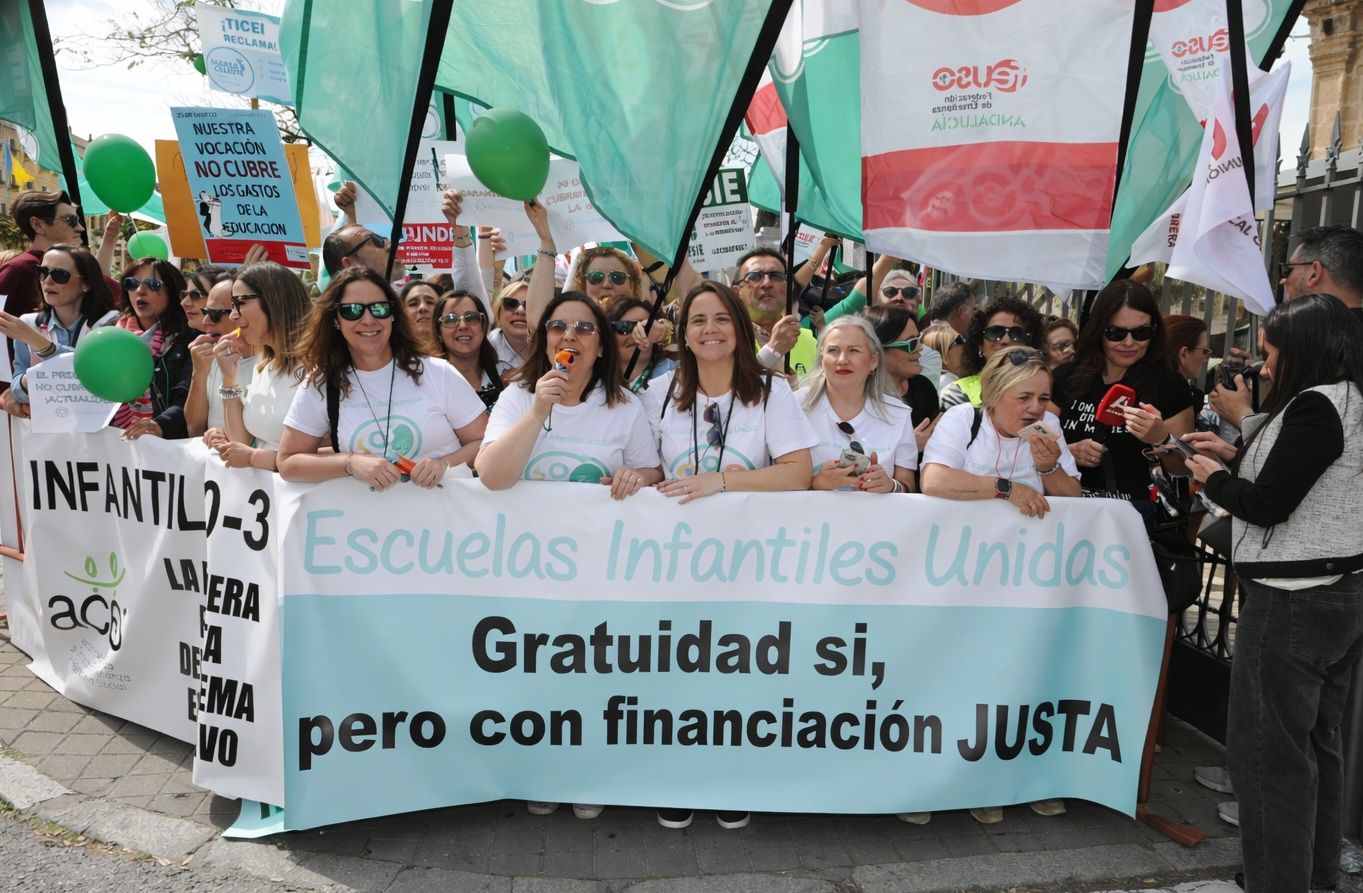 Numerosa asistencia en la protesta convocada por el sector de educación infantil 0-3 en Andalucía.