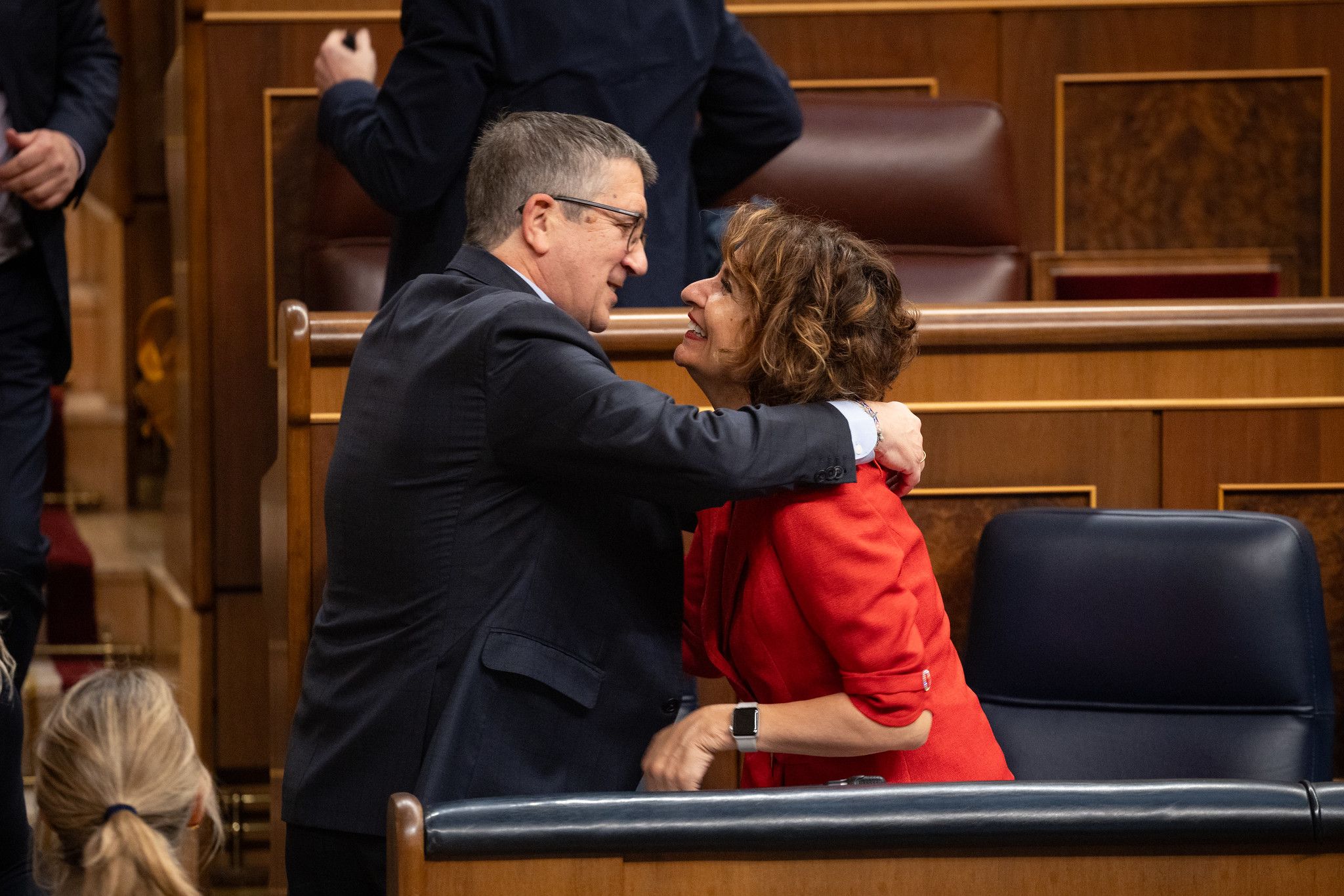 Patxi López abraza a Montero en la sesión del Congreso de este miércoles.