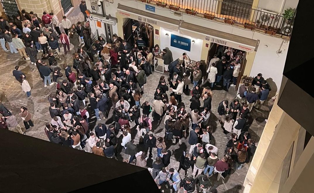 Aglomeración de personas en la Plaza del Clavo, en una imagen reciente en el centro de Jerez, facilitada por vecinos de la zona. Aglomeración de personas en la Plaza del Clavo, en una imagen reciente en el centro de Jerez, facilitada por vecinos de la zona.