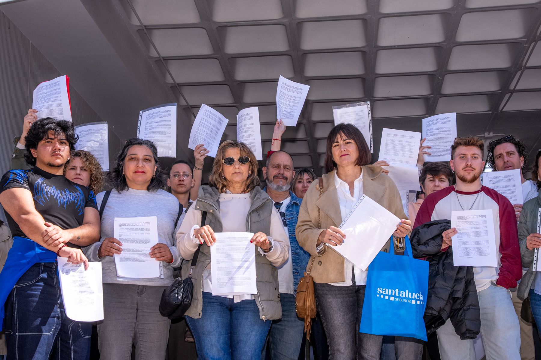 Entrega de firmas de las familias de menores trans en el Hospital Puerta del Mar de Cádiz. Entrega de firmas de las familias de menores trans en el Hospital Puerta del Mar de Cádiz.