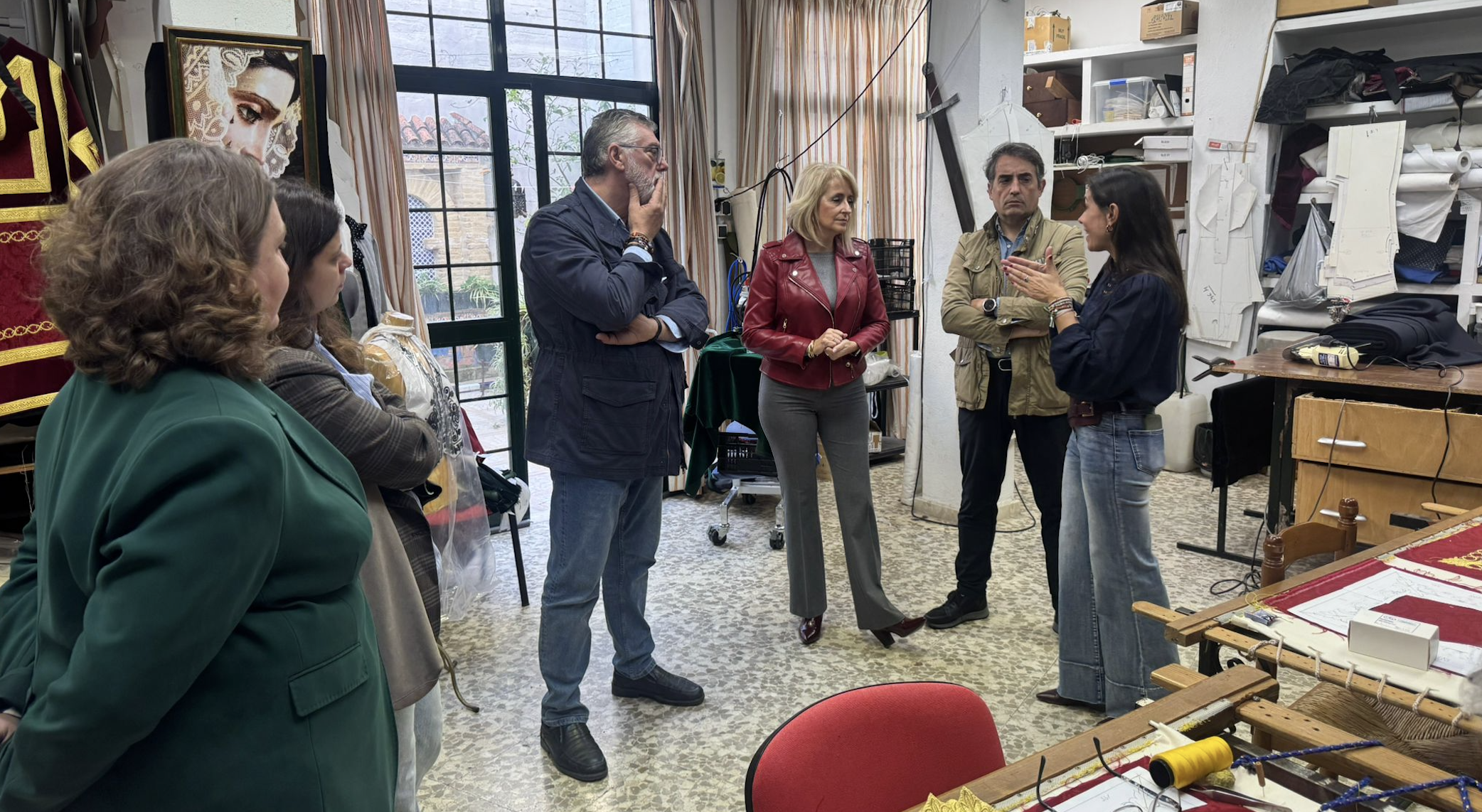 Visita de los políticos populares al taller de Ildefonso Jiménez. Visita de los políticos populares al taller de Ildefonso Jiménez.