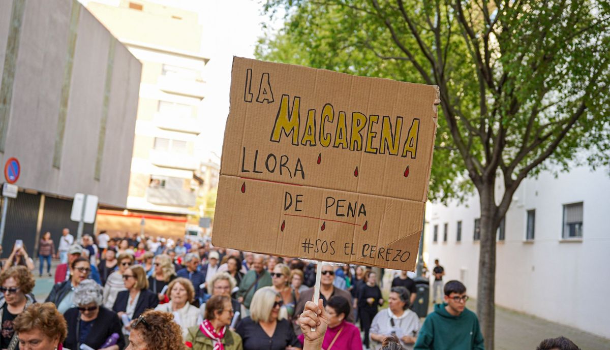 "La Macarena llora de pena". 