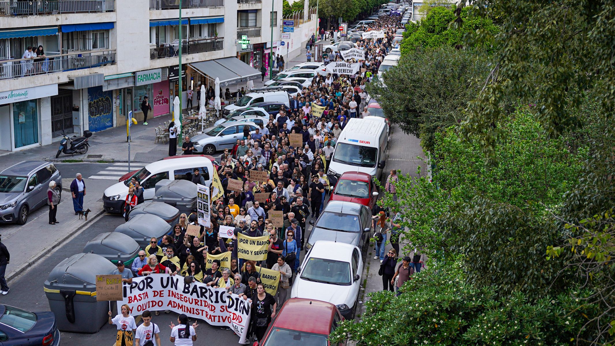 Multitudinaria manifestación en Sevilla por la inseguridad en El Cerezo.