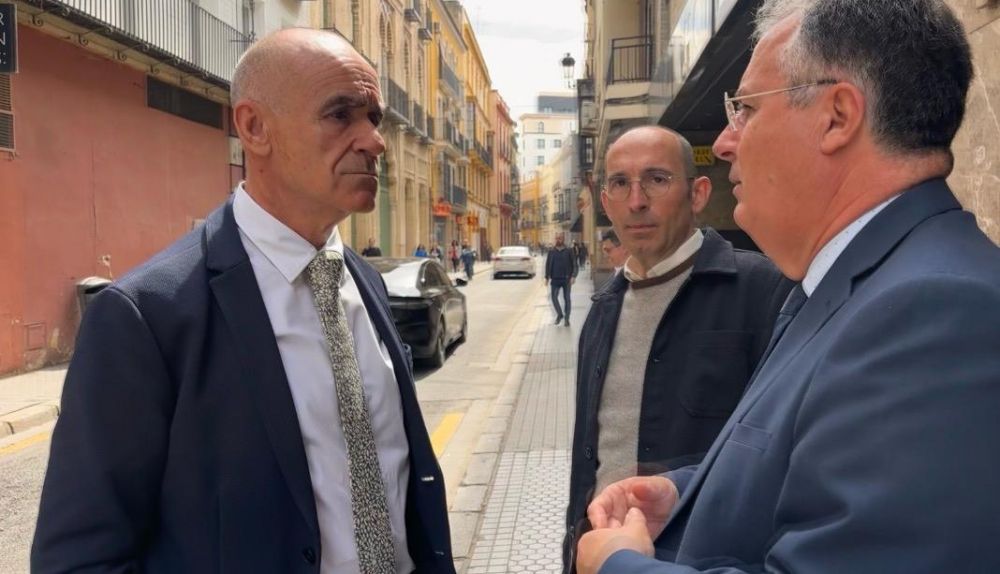 Antonio Muñoz visita la calle Trajano ante el inminente inicio de las polémicas obras.