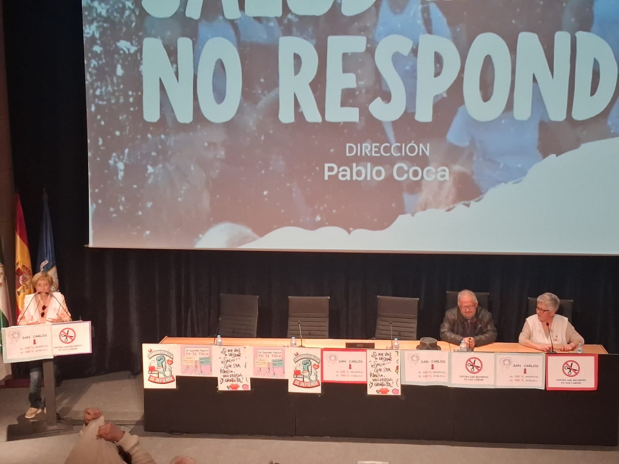 Estreno del documental 'Salud No Responde' en San Fernando, con Juan José Téllez y Teresa Almagro.