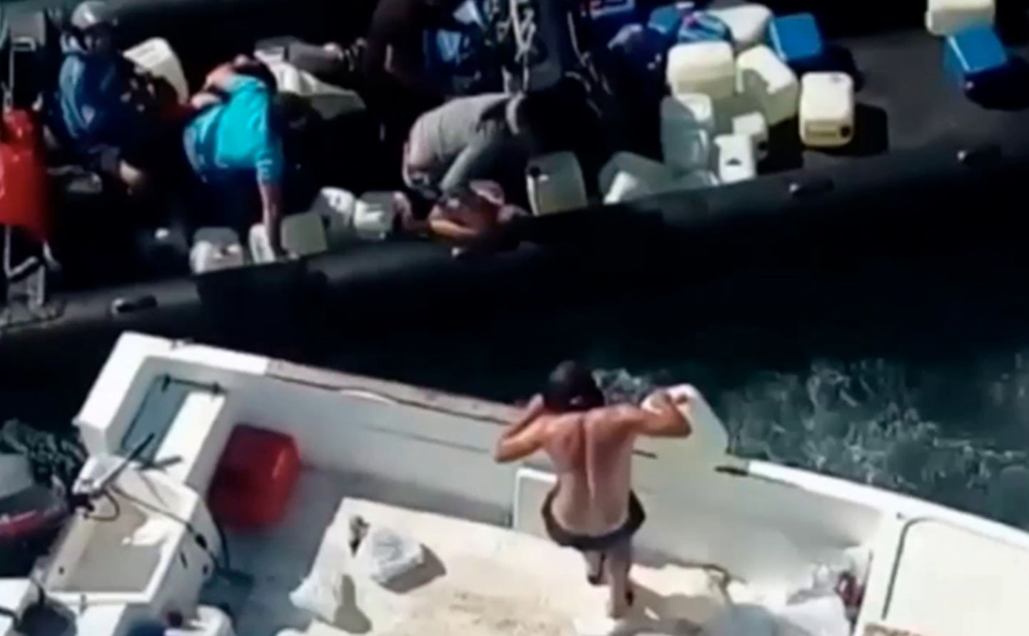 Una petaquera abasteciendo en alta mar a una narcolancha, en una imagen de 'Canal Sur'.