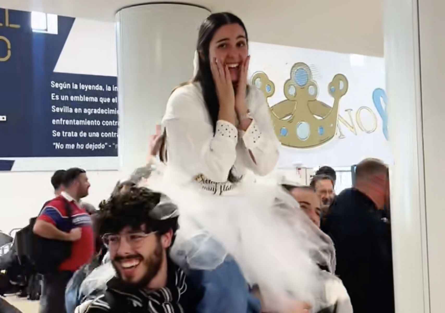 La novia, a hombros, en el Aeropuerto de Sevilla.