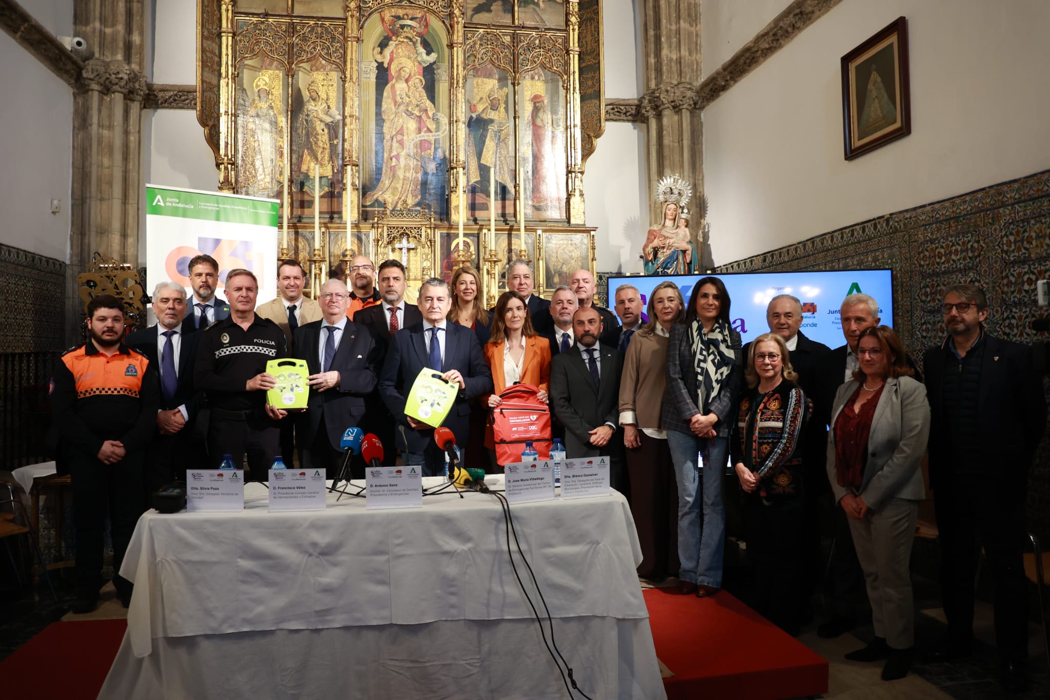 El consejero Sanz y el presidente del Consejo en la recepción de los desfibriladores. 