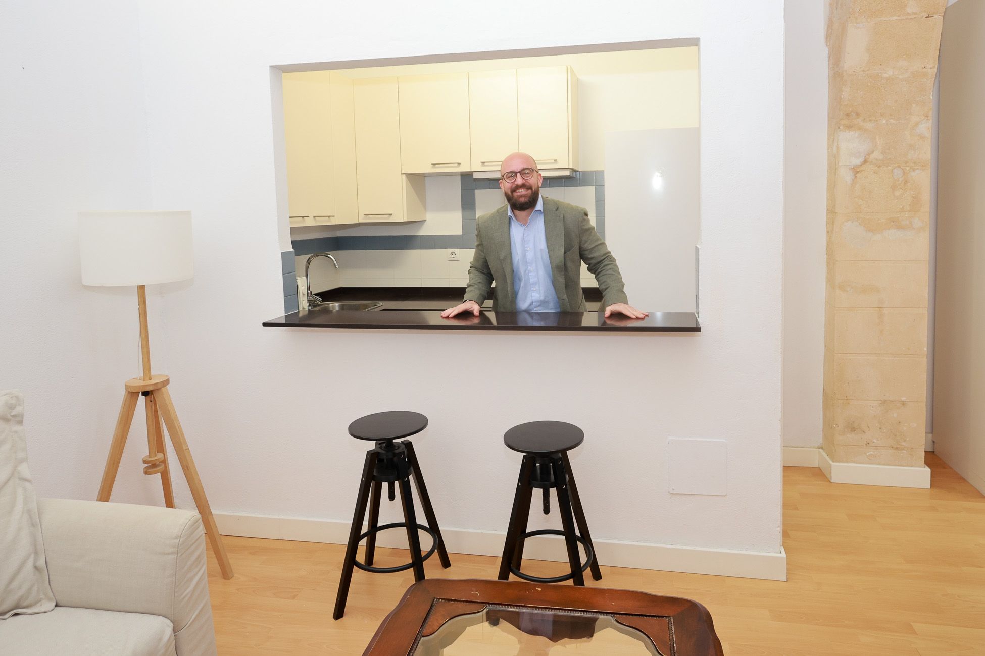 Germán Beardo, alcalde de El Puerto, en una de las viviendas públicas de la Casa Palacio Sur, este jueves.