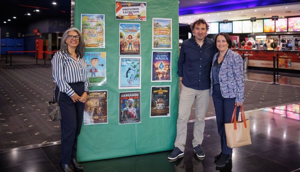 David García, director del centro, junto a Nela García Jarillo, delegada de Educación y Memi, del CEP Jerez.