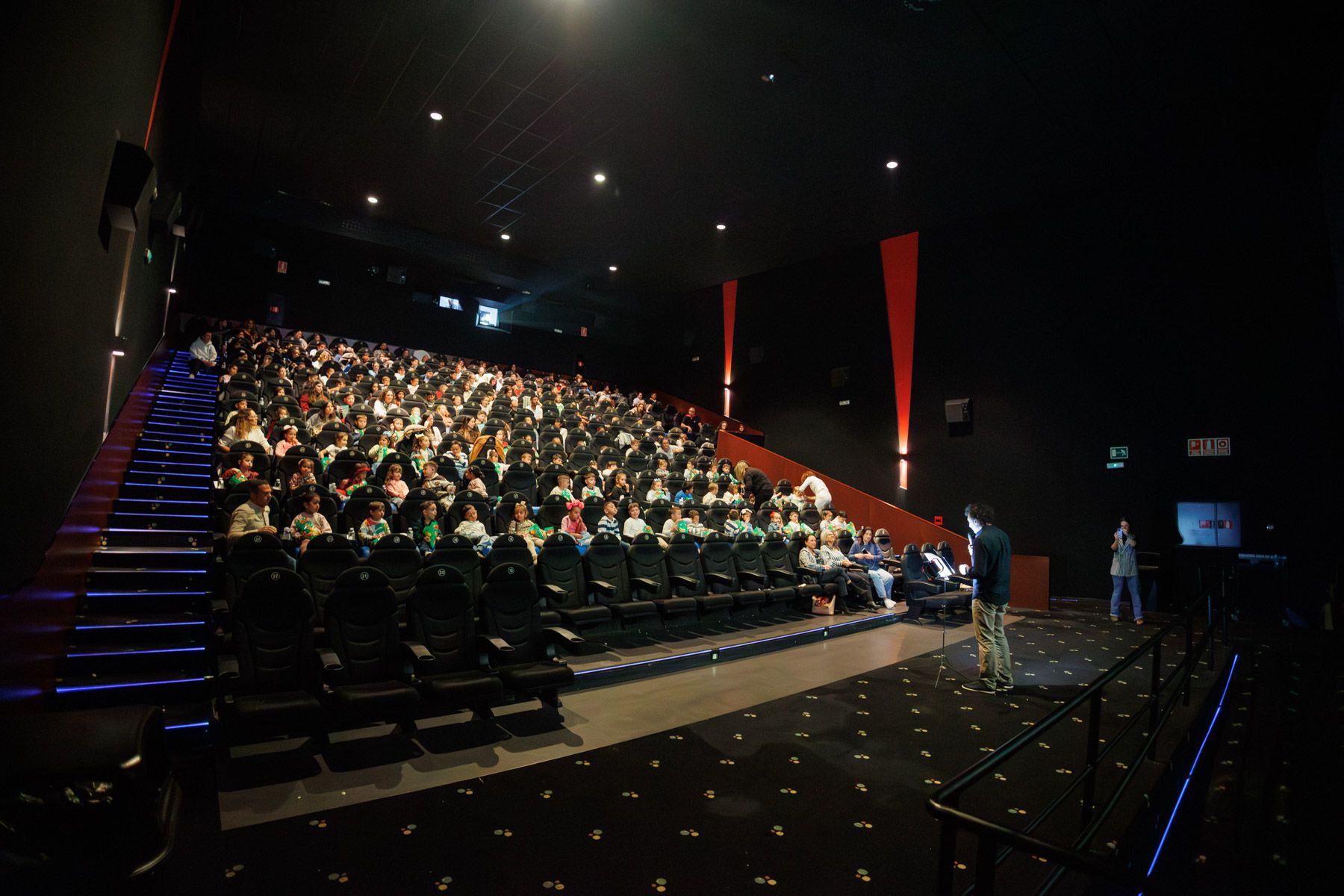 David García, director del CEIP Poeta, dirigiéndose a alumnado y profesorado en Cines Yelmo. David García, director del CEIP Poeta, dirigiéndose a alumnado y profesorado en Cines Yelmo.