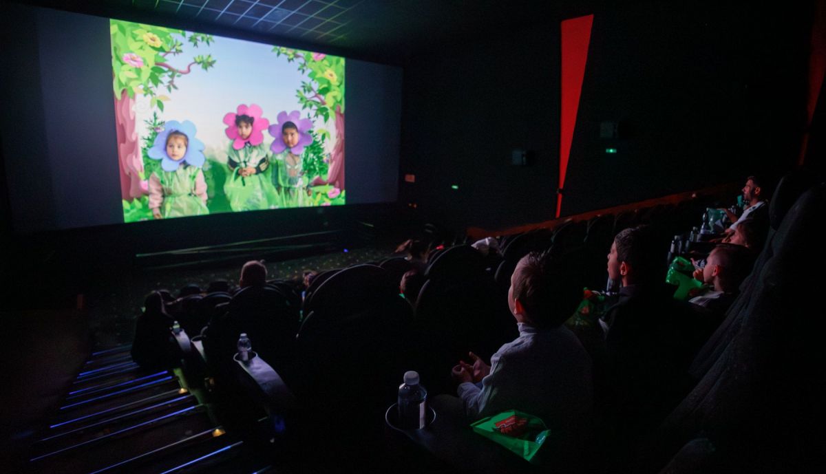 Los peques del CEIP Poeta, viendo uno de sus cortometrajes.