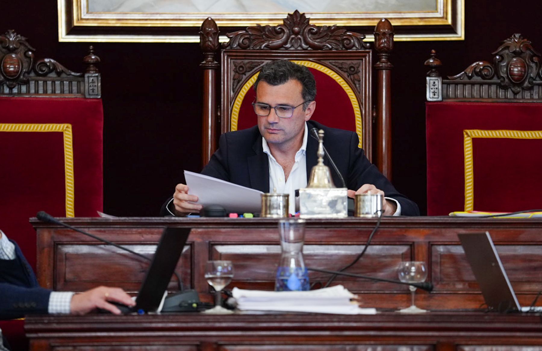 El alcalde de Cádiz, Bruno García, leyendo unos documentos.