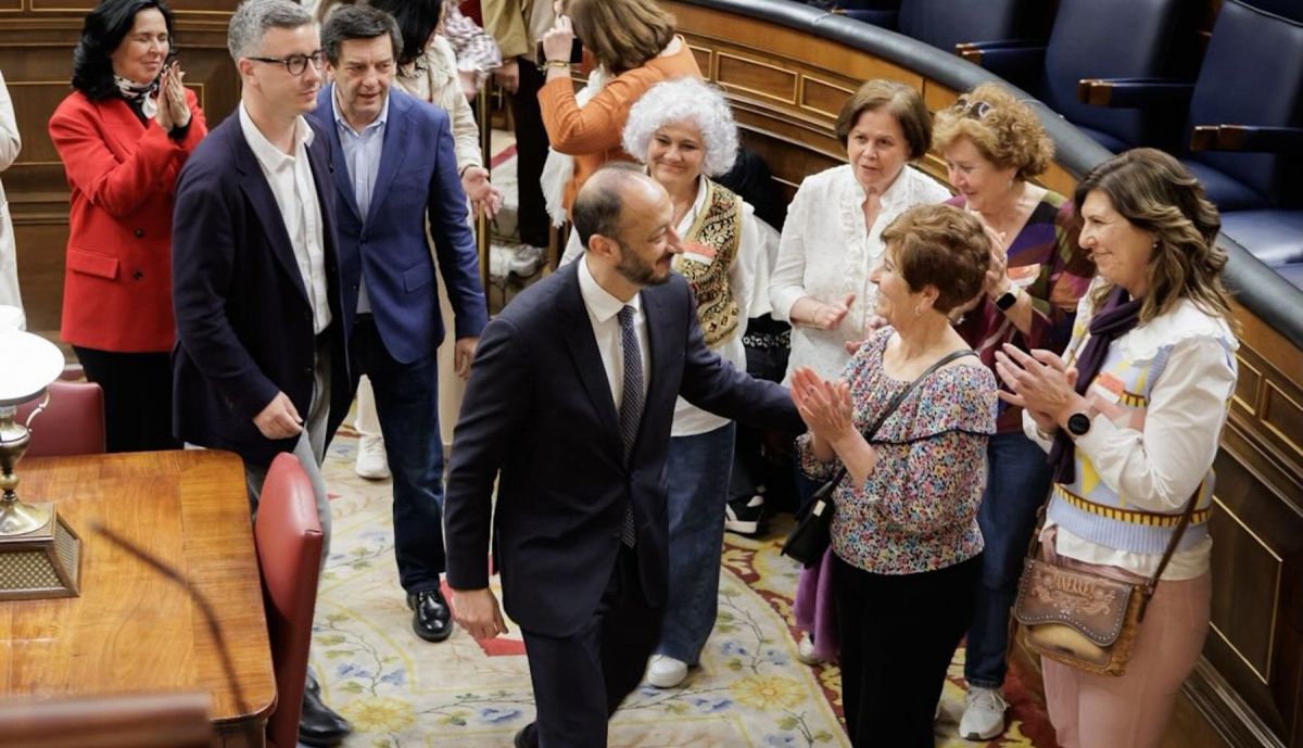 Las vecinas visitan los rincones del Congreso de los Diputados.