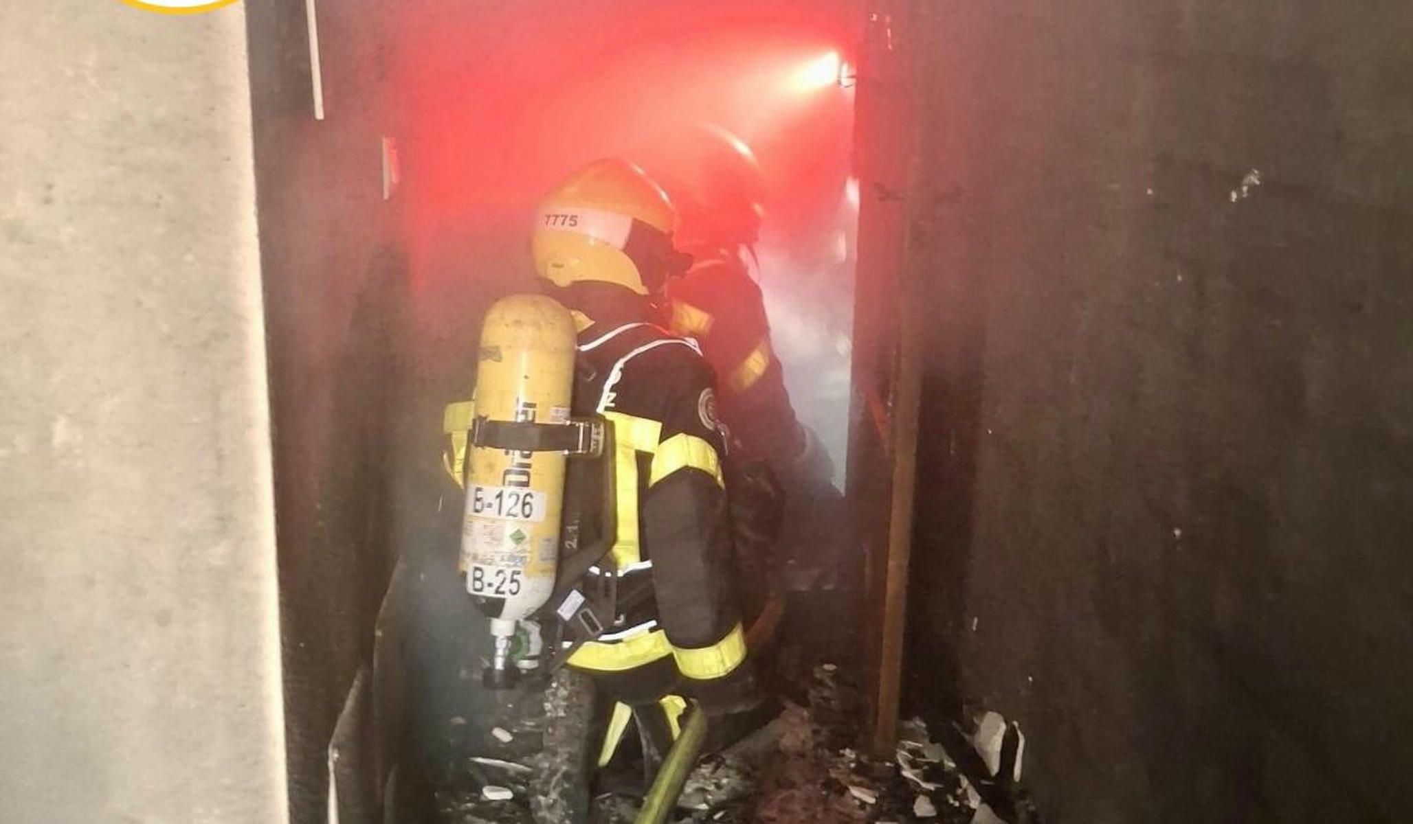 Bomberos acceden al interior de la vivienda donde se habría producido la explosión de gas en Algeciras. Bomberos acceden al interior de la vivienda donde se habría producido la explosión de gas en Algeciras.
