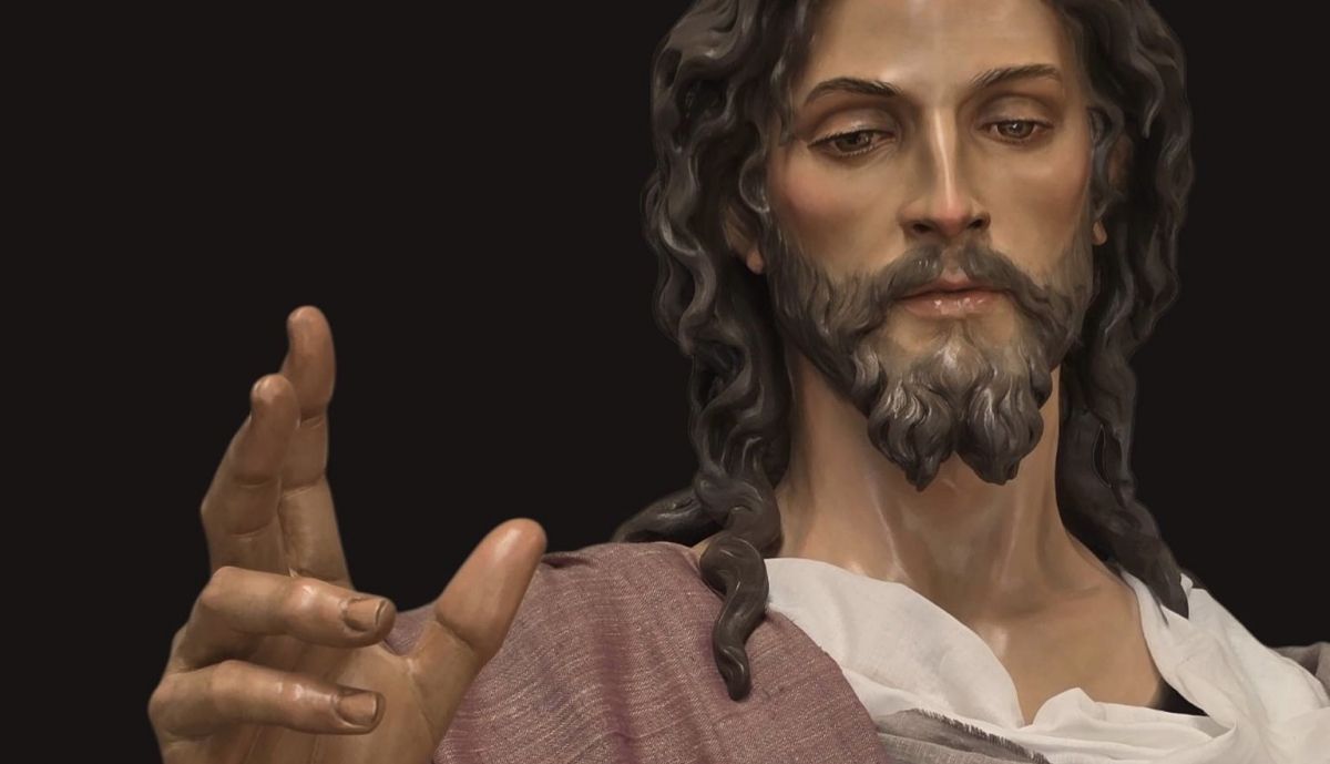 Detalle del rostro y la mano derecha de la talla de Navarro Arteaga.