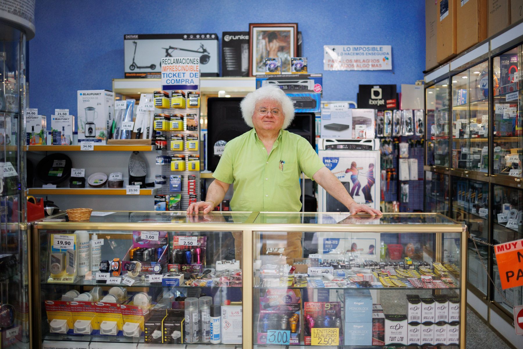 José Román, detrás del mostrador de su emblemática tienda en Jerez.