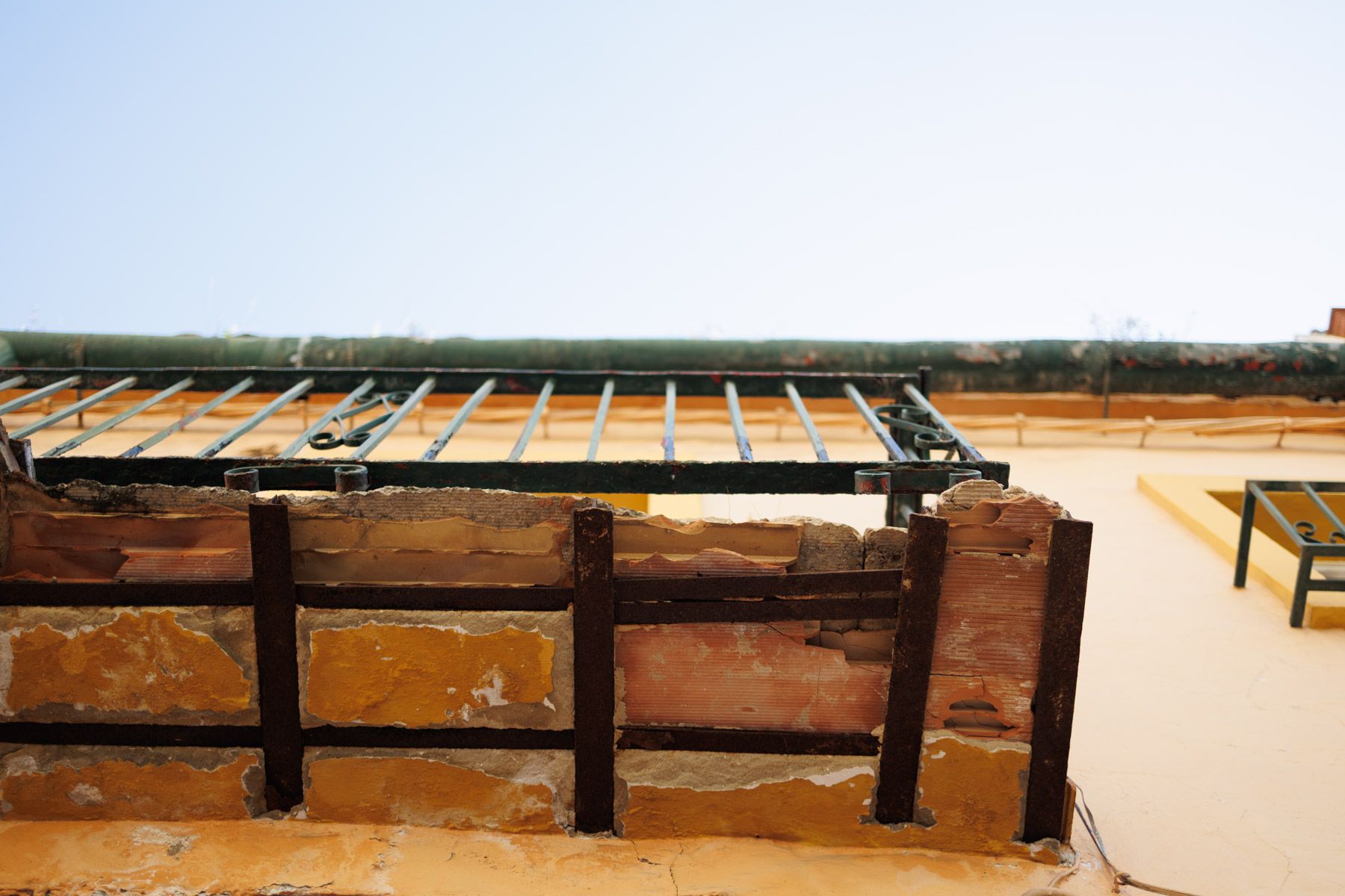 Restos tras el saneamiento del balcón efectuado por bomberos en Jerez.