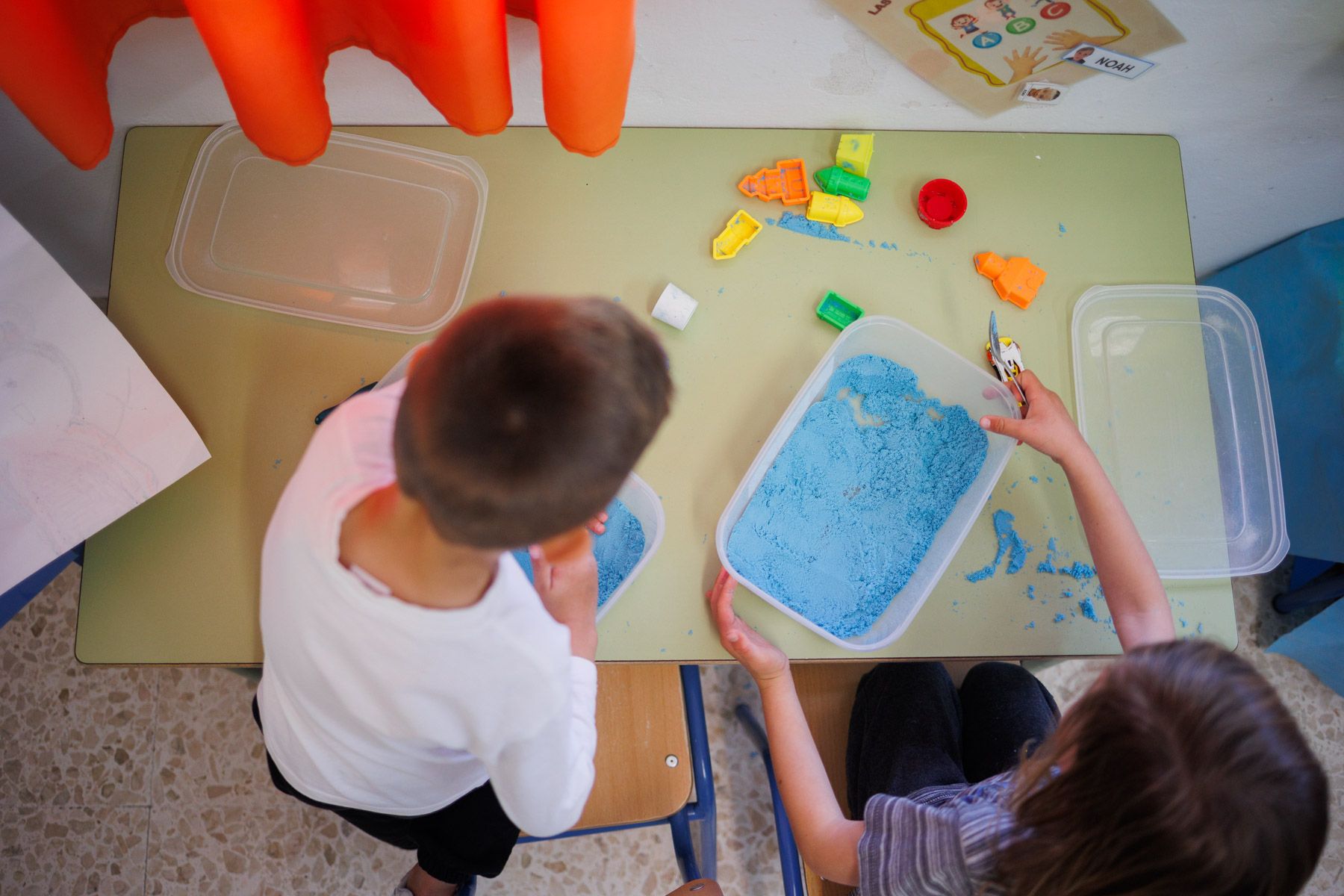 Niños jugando en un colegio de Jerez.