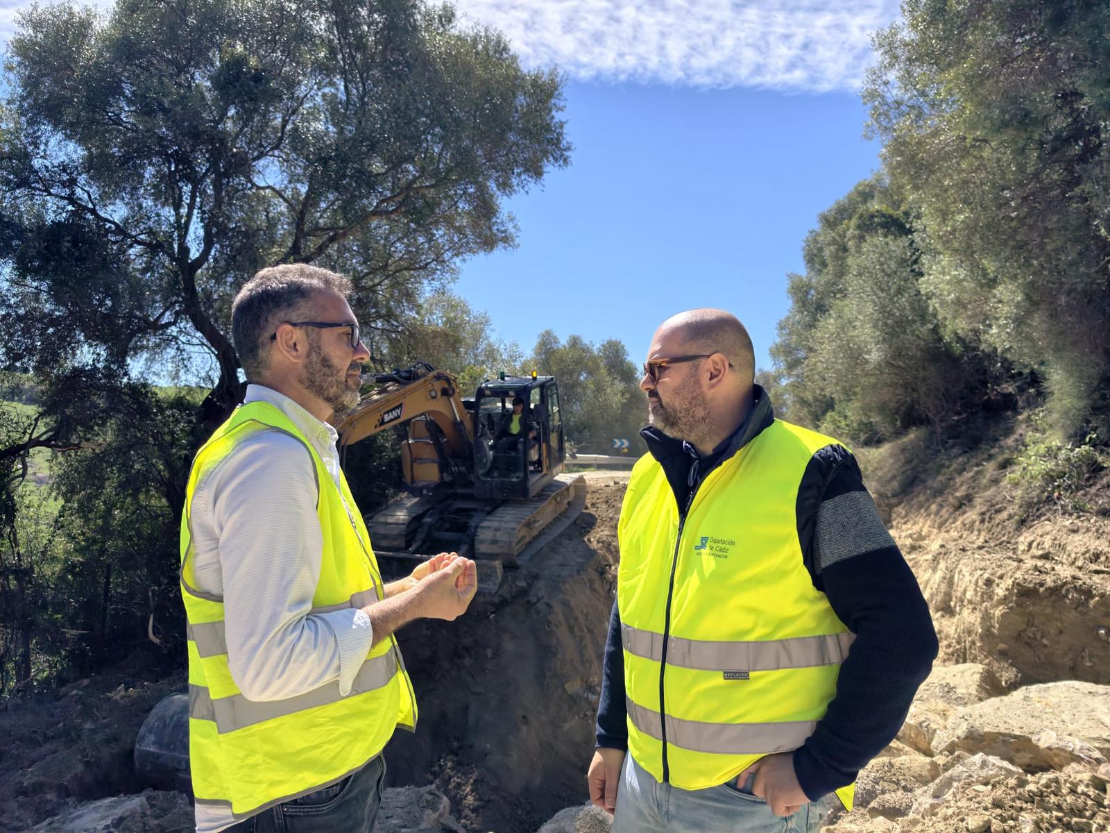 Javier Bello supervisa los trabajos en la carretera de Pajarete (CA-5200). Javier Bello supervisa los trabajos en la carretera de Pajarete (CA-5200).