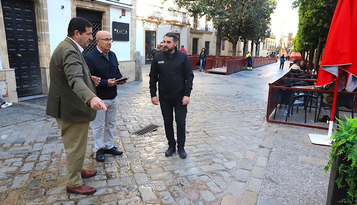 El teniente de alcaldesa Ignacio Martínez supervisa pasos de peatones en el preámbulo de la Semana Santa. 