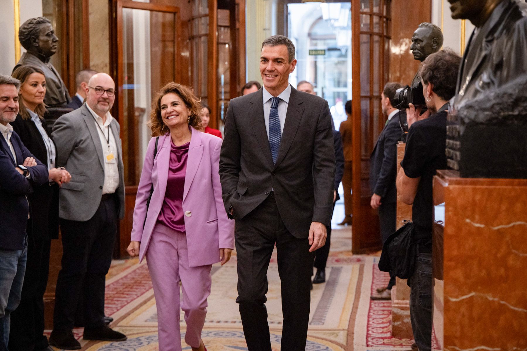 María Jesús Montero, entrando en el Congreso acompañada de Pedro Sánchez.